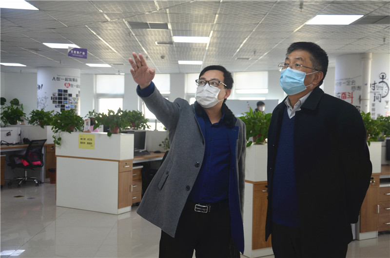 中共安陽市委統(tǒng)戰(zhàn)部副部長、市工商聯(lián)黨組書記郭洪俠一行調(diào)研安陽青峰防疫工作和復(fù)工復(fù)產(chǎn)情況